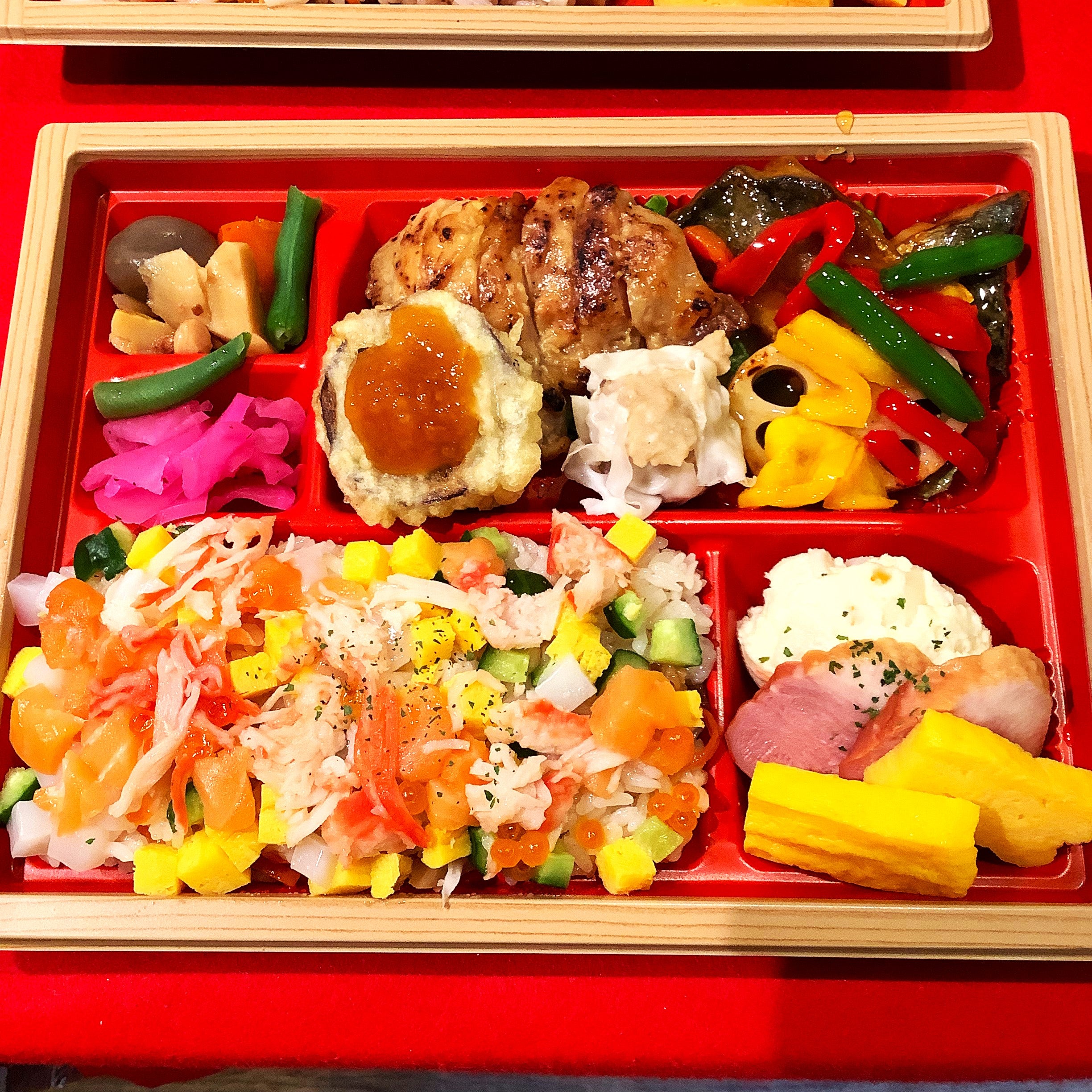 行楽用にバラちらしと色どりおかずの豪華弁当